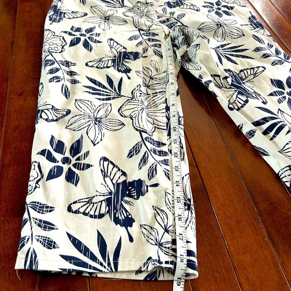 Coral Bay Women’s Navy and White Butterfly Print Capris Size 10 - Picture 4 of 8